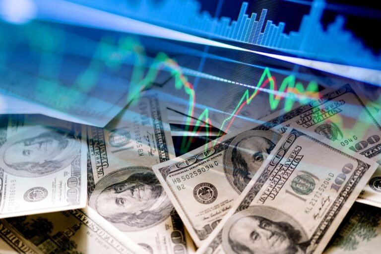 Rupiah Bergerak Fluktuatif, Pasar Global Cermati Arah Kebijakan Bank Sentral Dunia