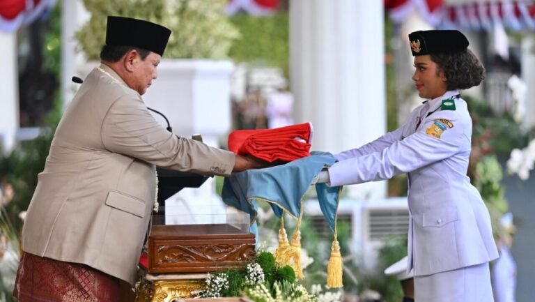 Presiden Prabowo Pimpin Penurunan Bendera HUT RI ke-81